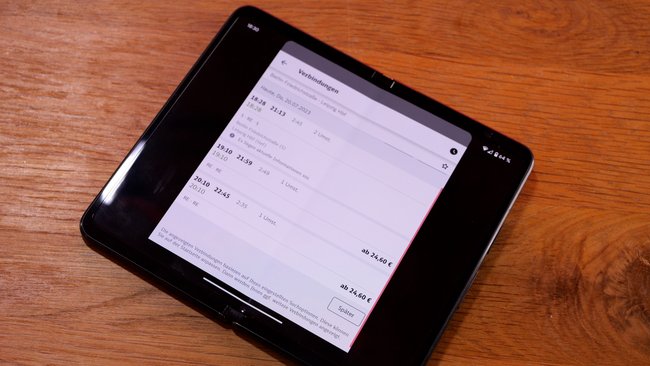 Das Pixel Fold, geöffnet ist die DB-Navigator-App der Deutschen Bahn. Die App ist nicht auf die Größe des Displays angepasst und wird daher mit schwarzen Balken links und rechts dargestellt.
