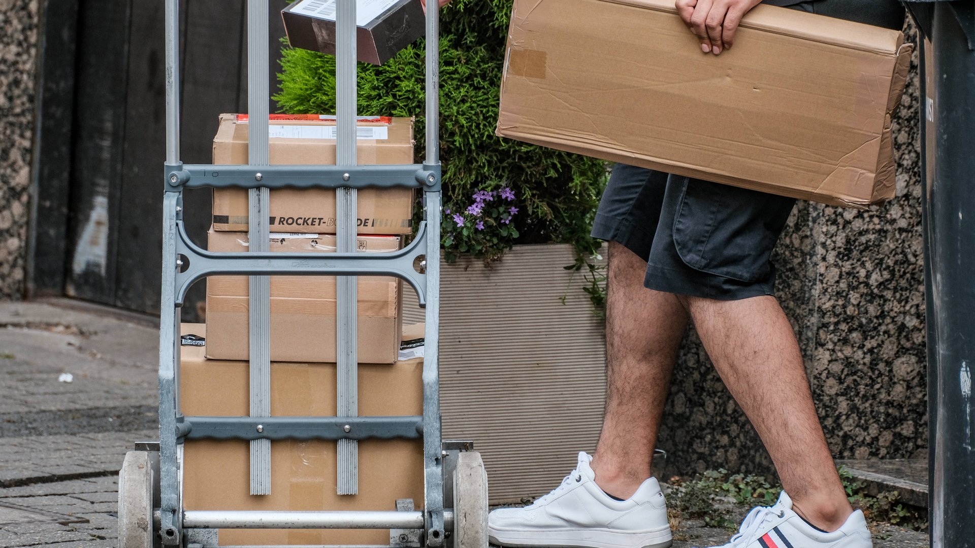 Die Sendung Wurde Elektronisch Angekündigt Seit 4 Tagen DHL-Sendung „elektronisch angekündigt“: Wie lange dauert der Versand?