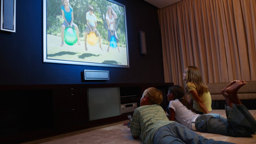 Kinder beim Fernsehen.