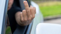 Mittelfinger im Straßenverkehr: Strafen für Beleidigung und Co.