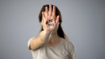 #MeToo: Was steckt hinter dem Hashtag & der Bewegung? Schnell erklärt