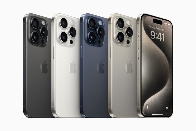 Foto der vier Farbvarianten Titan Schwarz, Titan Weiß, Titan Blau und Titan Natur beim iPhone 15 Pro und Pro Max