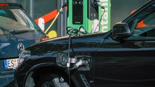 Ladesäulen in Deutschland: E-Auto-Fahrer müssen Geduld mitbringen
