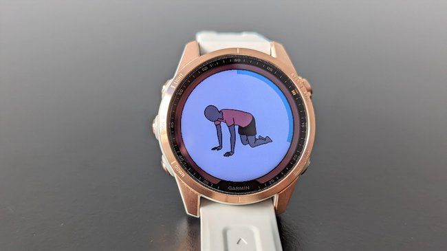 Auf dem Display der Smartwatch Garmin Fenix 7S wird eine Yoga-Übung angezeigt.