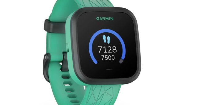 Eine grüne Smartwatch der Marke Garmin vor weißem Hintergrund.