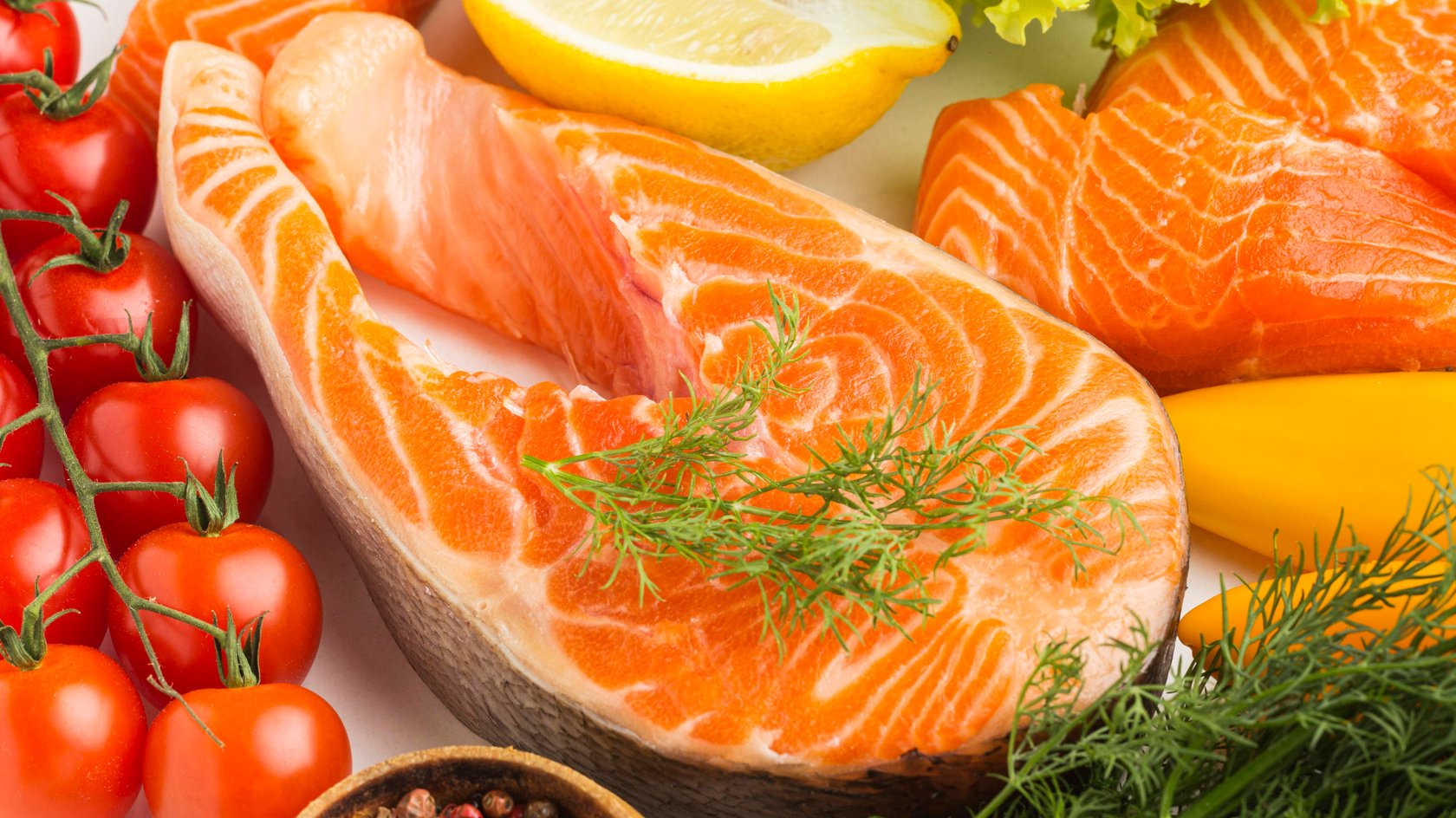 Auf einem Tisch steht ein Teller mit Lachs.