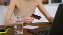 Verbraucherschützer warnen: Auf diese Fallen solltet ihr beim Online-Shopping achten