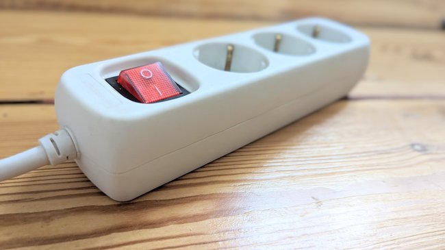 روی تخته کف یک نوار برق با یک کلید ضامن قرمز قرار دارد.