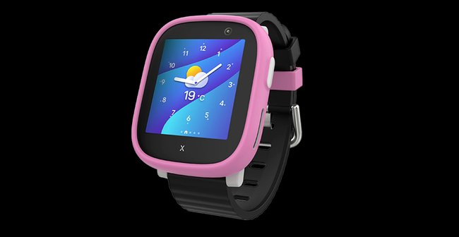 Eine Smartwatch von Xplora vor schwarzem Hintergrund.