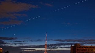 Lichterkette am Himmel heute Nacht: Was steckt dahinter?