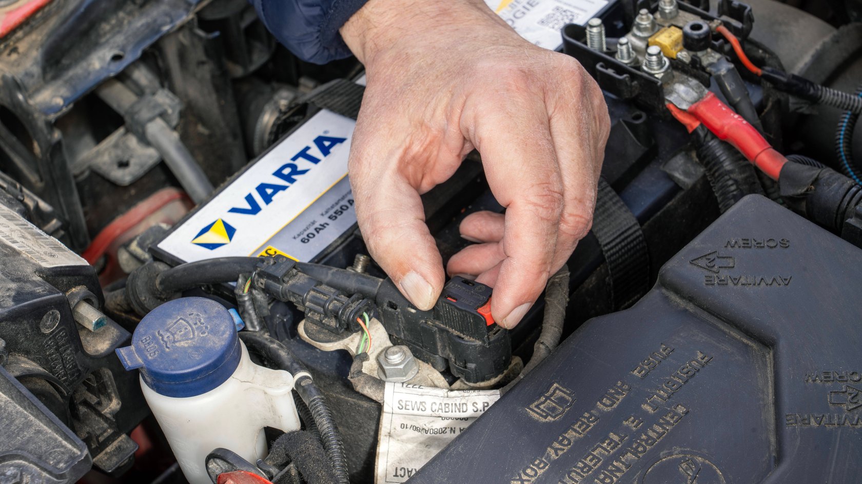 Autobatterie Abklemmen: Das Ist Die Richtige Reihenfolge