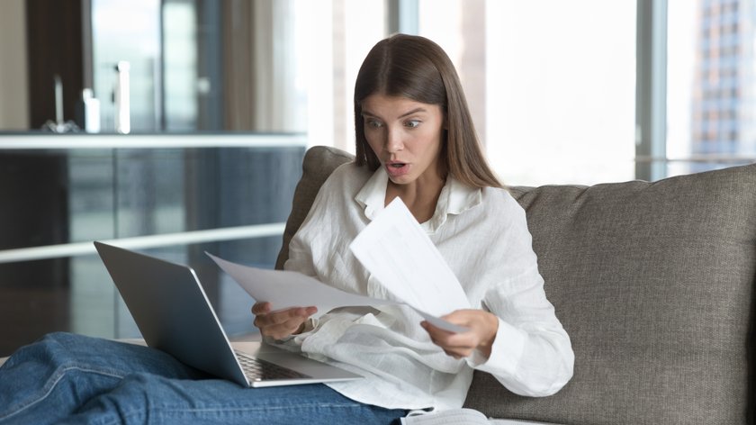 Schockierte Frau Rechnung Laptop