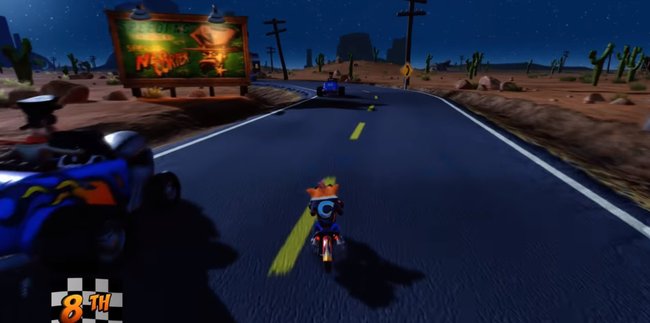 In Crash Bandicoot - Warped steigt Crash sogar auf ein Motorrad und rast über die Straßen.