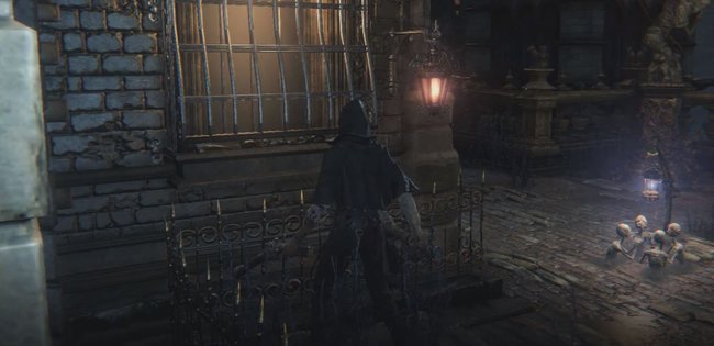 Achtet auf rote Laternen in Yharnam. Hier findet ihr NPCs hinter Fenster und Türen.