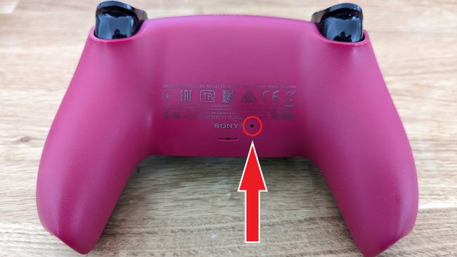 Der Reset-Knopf befindet sich auf der Rückseite des Controllers. (Bildquelle: spieletipps)