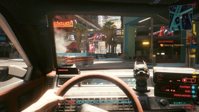 In Cyberpunk 2077 werdet ihr nicht nur durch die Gegend kutschiert, sondern dürft auch gerne mal selbst hinters Steuer.