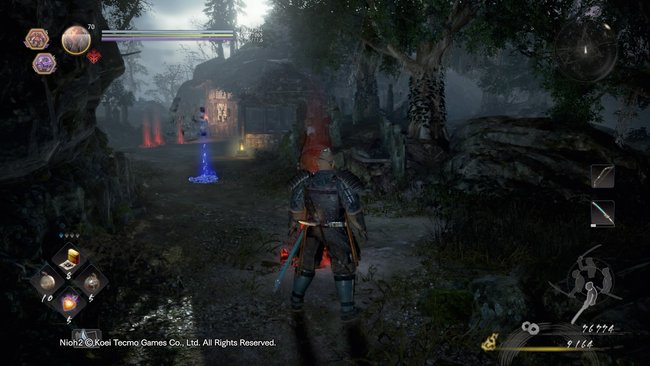 Die rot und blau leuchtenden Gräber markieren in der Regel andere Spieler, die ihr herbeirufen könnt, damit sie gegen euch kämpfen oder euch helfen.