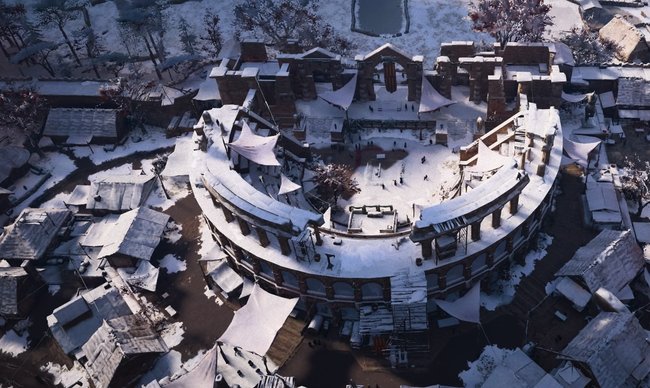 Das ist kein Amphitheater! Diese sind rund und haben auf beiden Seiten Zuschauerränge, wie das Kolosseum!