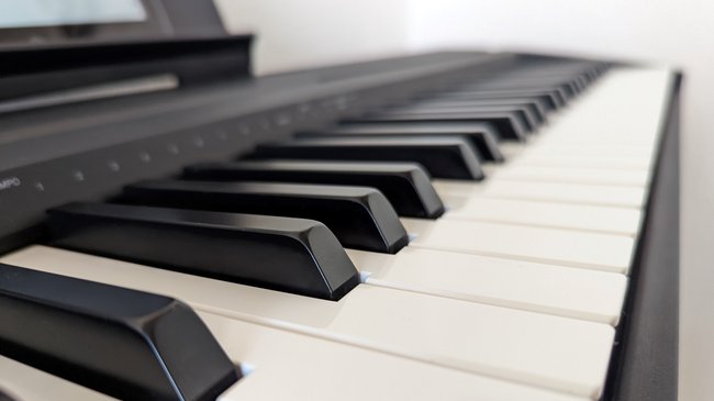 Eine Tastatur eines E-Pianos.