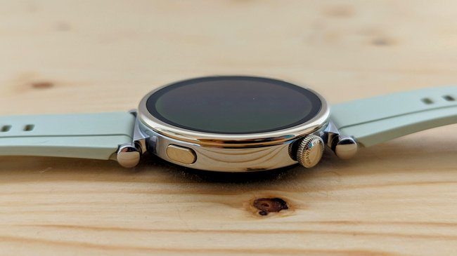 Die Smartwatch Huawei Watch GT 4 liegt auf einem Holzbrett.