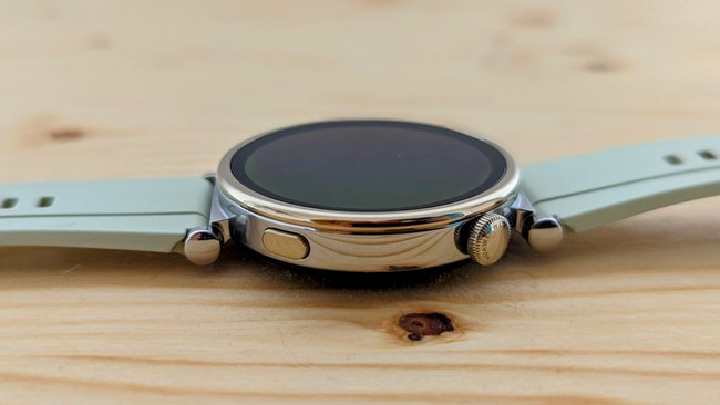 Die Smartwatch Huawei Watch GT 4 liegt auf einem Holzbrett.