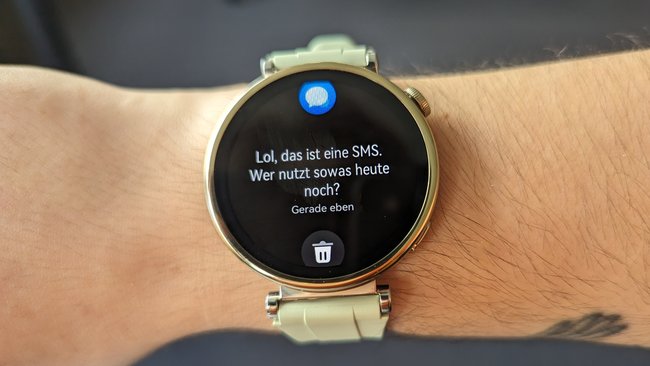An einem Arm ist die Smartwatch Huawei Watch GT 4.