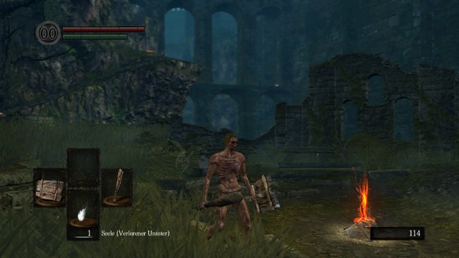 Der Feuerbandschrein ist gewissermaßen der Mittelpunkt der Welt von Dark Souls. Hier kommt ihr immer wieder vorbei, könnt mit den NPCs reden, Abkürzungen freilegen, am Leuchtfeuer rasten. Seht euch nach der Ankunft gut um und nehmt alles mit, was so herumliegt.