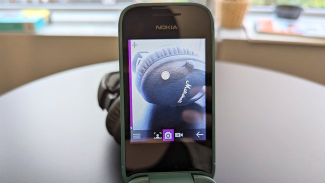 Das Hãng Nokia 2660 Flip macht ein Foto von Kopfhörern.