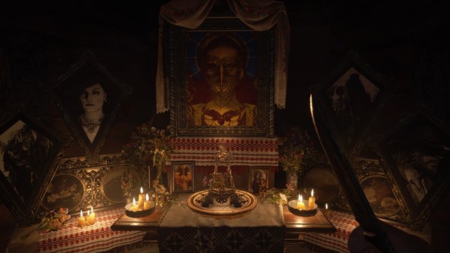 Am Altar in der Kirche findet ihr eines der beiden Relieffragmente.