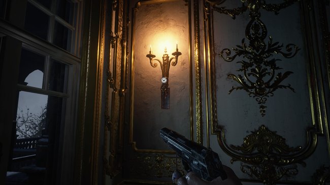 Bei der Wandlampe findet ihr den Schlüssel von Lady Dimitrescu.