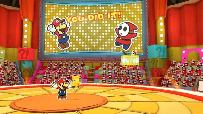 Mario lässt sich vom Publikum für seinen Sieg feiern. Die Quizshow ist jedoch noch nicht vorbei.