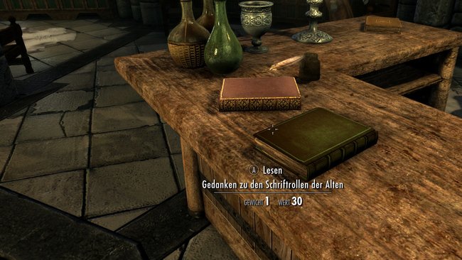 Auf dem Tisch vor dem Bibliothekar liegen die beiden Bücher, die ihr aufheben müsst. Sprecht ihn für mehr Info über diese nochmal an. (Quelle: Screenshot spieletipps.de)