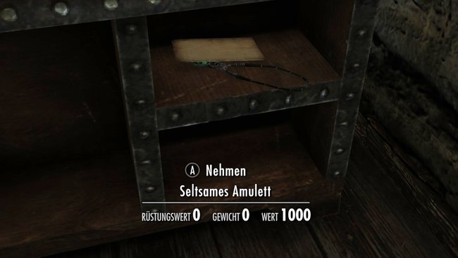 Vergesst nicht, das seltsame Amulett aufzuheben - es ist ein zentrales Beweisstück! Hebt dafür alle Flugblätter auf. (Quelle: Screenshot spieletipps.de)