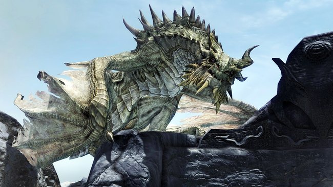 Im Verlauf der Quest „Der Hals der Welt“ erklärt euch Paarthurnax, wie ihr den bösen Alduin besiegen könnt. Dafür braucht ihr die Schriftrolle der Alten. (Quelle: Screenshot spieletipps.de)