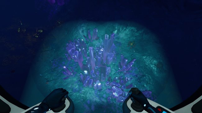 Endlich am Ziel! In den tiefen Höhlen bei den Purple Vents kann man auf lila Kristalle stoßen. Dann ist man in den Crystal Caves. (Bild: Subnautica: Below Zero | Unknown Worlds Entertainment)