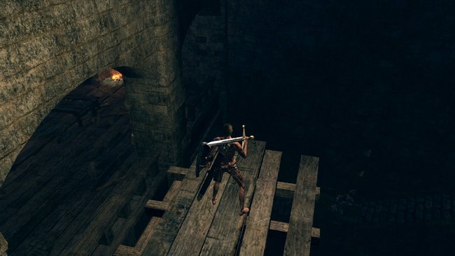 Lasst euch hier runterfallen und haut die Kiste weg, um den Wappenschlüssel zu bekommen. Passt zu dem Turm unweit von der Arena, in der man gegen Artorias gekämpft hat, und gibt einen Händler und guten Verbündeten frei: Adlerauge Gough.