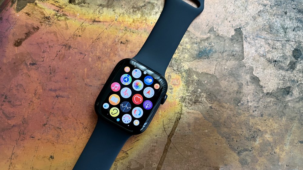 Eine Apple Watch Series 9 liegt auf einer oxidierten Metalloberfläche. (Bildquelle: GIGA)