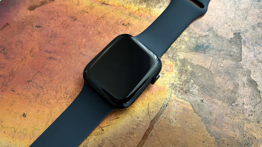 Eine Apple Watch Series 9 liegt auf einer oxidierten Metalloberfläche. Das OLED-Display ist ausgechaltet. (Bildquelle: GIGA)