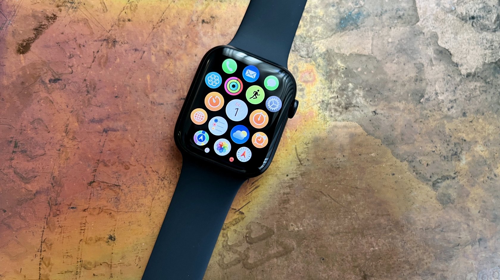 Eine Apple Watch Series 9 liegt auf einer oxidierten Metalloberfläche. (Bildquelle: GIGA)