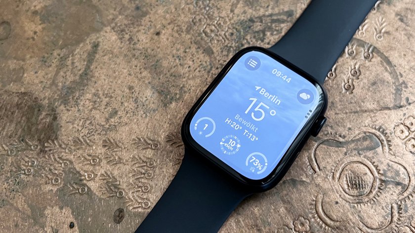 Eine Apple Watch Series 9 liegt auf einer oxidierten Metalloberfläche. Die Wetter-App ist geöffnet und zeigt 15 Grad für Berlin an. (Bildquelle: GIGA)