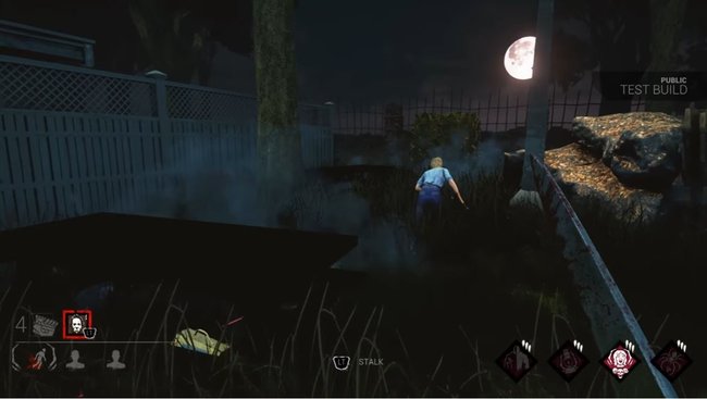 Der Killer jagt bei Dead by Daylight seine Obsession. Solange er sie ansieht, wackeln die Greifarme am unteren Bildschirmrand.