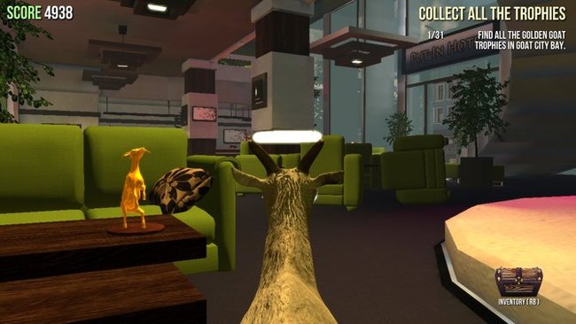 Links hinten in der Ecke der Lobby des Put-In Hotels findet ihr die goldene Ziege auf einem Holztisch zwischen den grünen Sofas.