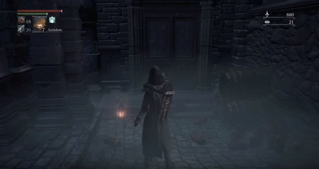 Hinter dieser Tür versteckt sich Arianna, die Prostituierte. Haltet Ausschau nach diesen roten Laternen, die überall in Yharnam hängen. Hier finden sich hilfsbedürftige NPC.