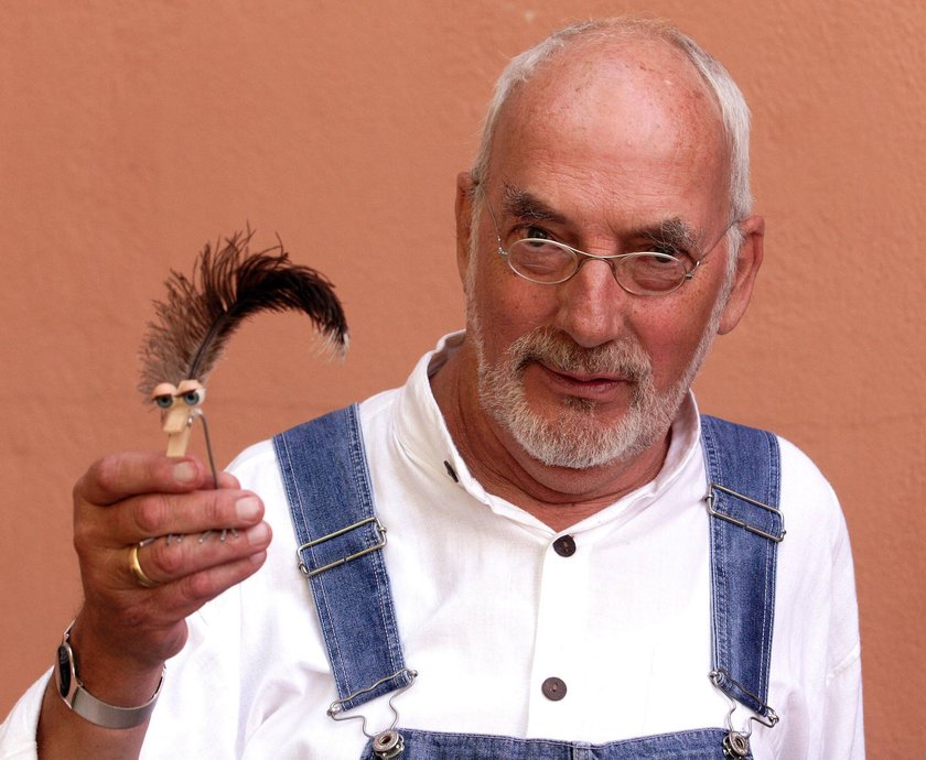 Moderator Peter Lustig GER hält eine Federfigur anlässlich des ZDF Fernsehgartens in Mainz