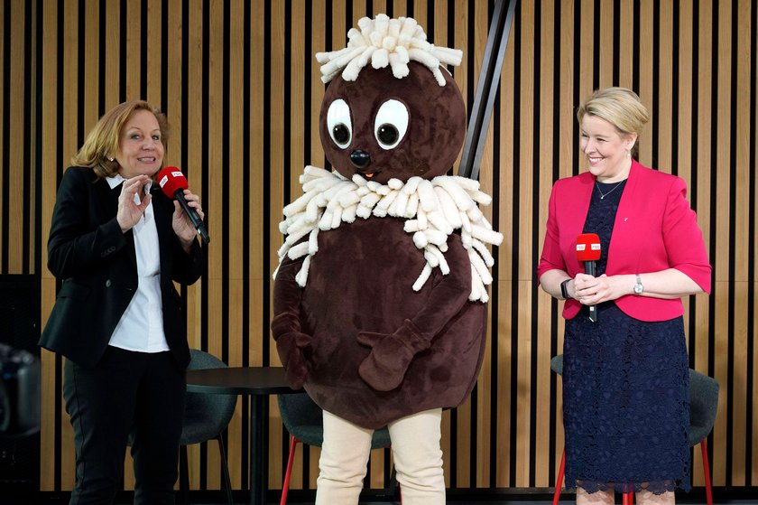 Patricia Schlesinger und Franziska Giffey bei der Pressekonferenz zum Vorlese-Weltrekordversuch der LeseLounge e.V., unt