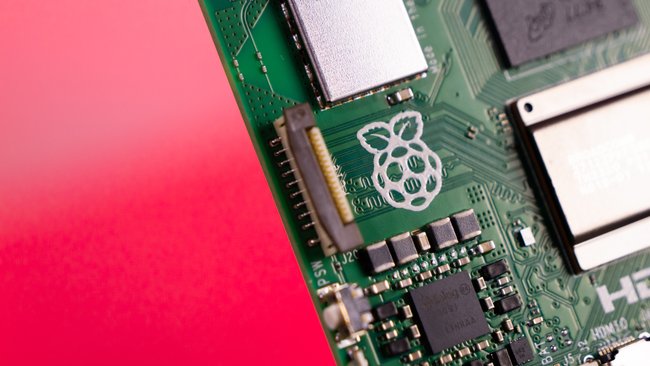 Nahaufnahme des PCIe-Anschlusses auf dem Raspberry Pi 5