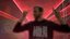 Fabian zeigt zwei Metal-Hörner, es wird eine Lasershow eingeblendet