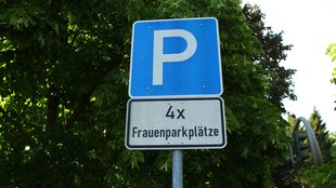 Darf man als Mann auf einem Frauenparkplatz parken?