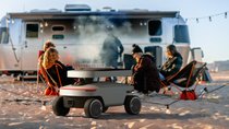 Verrückte Idee wird Realität: Jackery-Roboter fährt Solarmodule mit Akku-Speicher zur Sonne