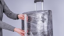 Flughafen: Plastikfolie um Koffer – warum macht man das?